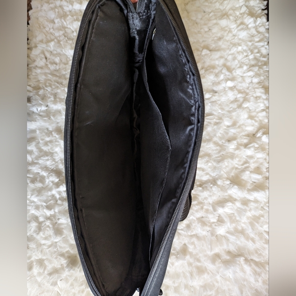 Targus Laptop Sleeve Gray/Black Neoprene (CVR200) 15 Inch - Picture 4 of 7